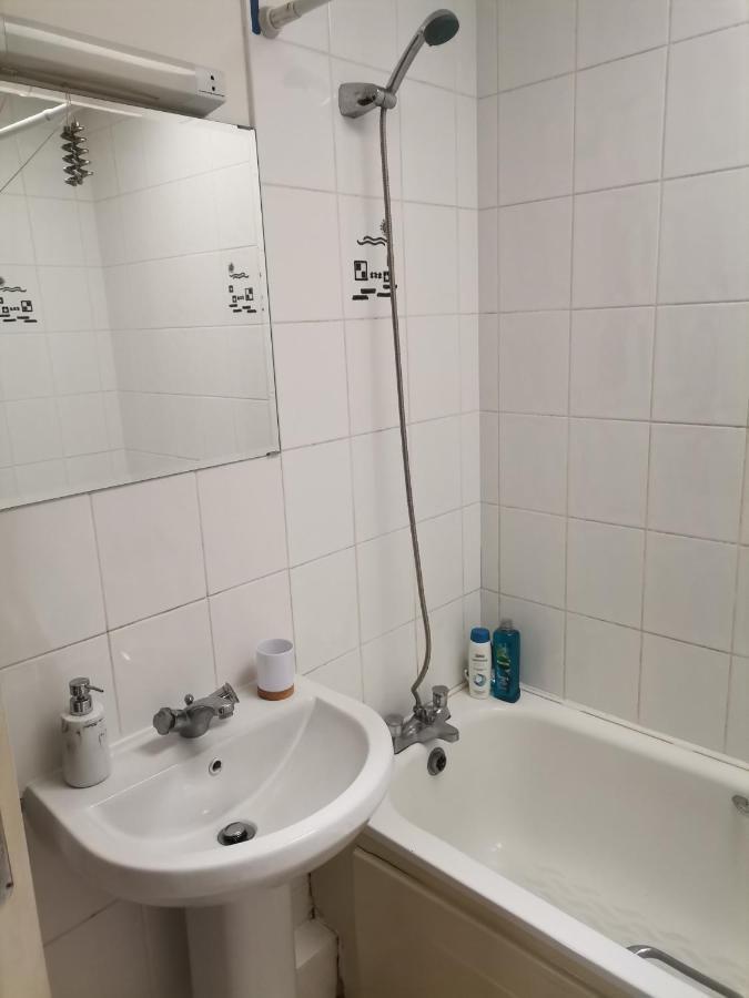 Bright And Cozy Room With Double Bed, Private Bathroom Not Ensuite, Breakfast To Go Dublino Esterno foto